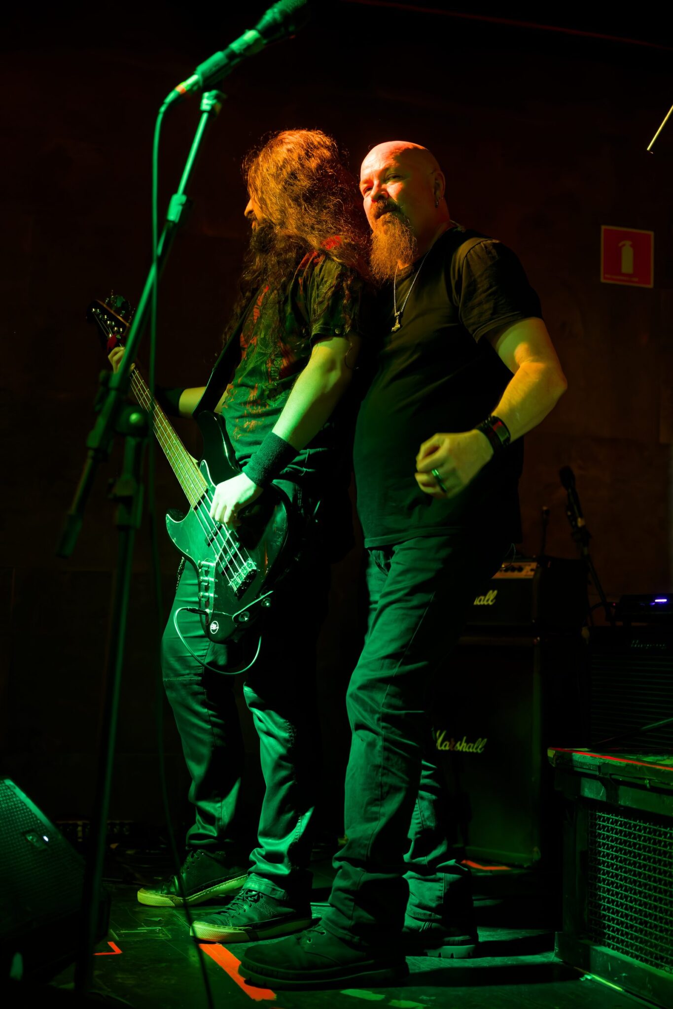 Robert Lowe and bassist Fabio Carito side by side on stage in Sorocaba