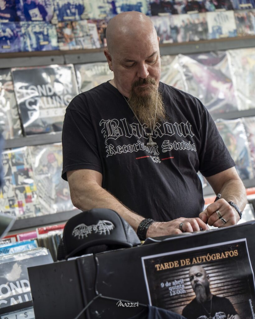 Robert Lowe signing records at London Calling, Galeria do Rock